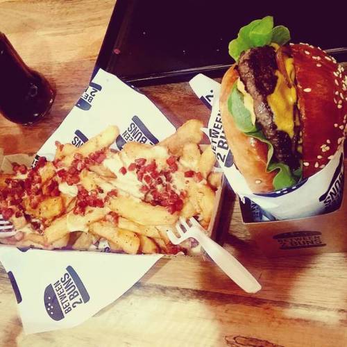 Feeding the beasts. 👍👌🍔🍟 @robdog1175 #food #foodie #foodporn #foodieporn #foodgram #foodofinstagram #burgerd #fries #bulmers #between2buns #melbournefoodies  (at Between 2 Buns)