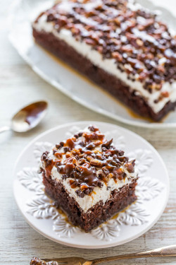 sweetoothgirl:   TURTLE CHOCOLATE POKE CAKE