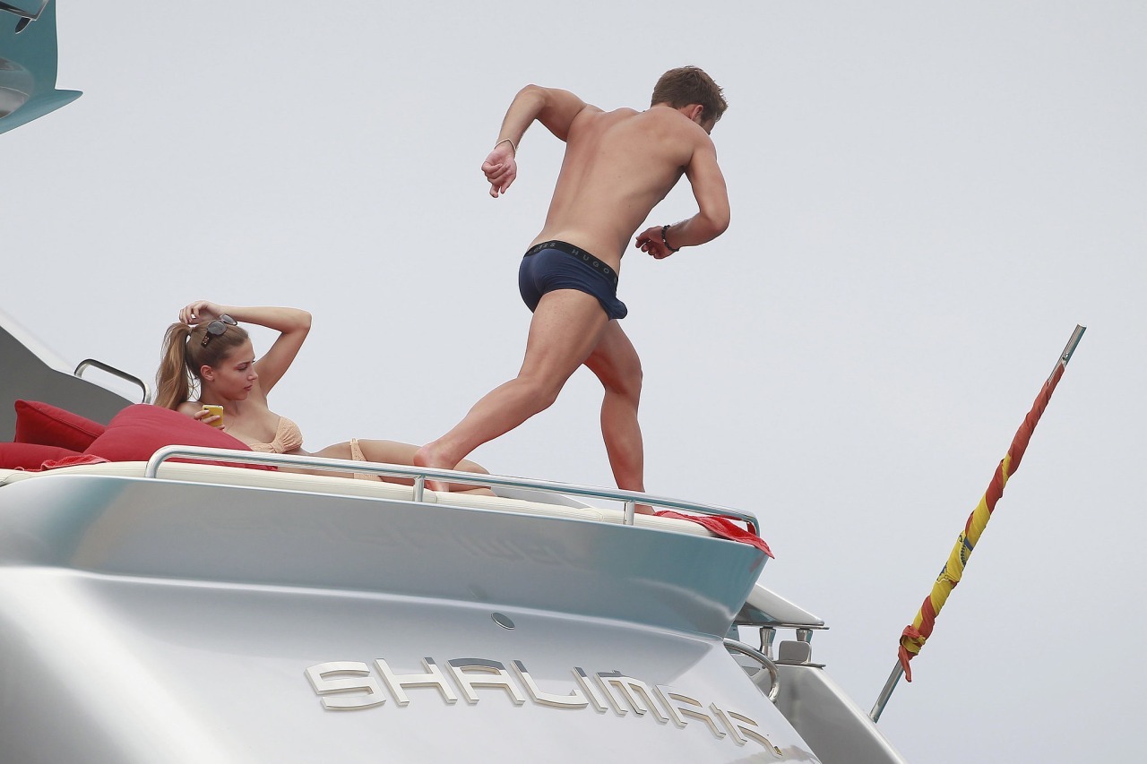 guys-with-bulges:  Mario Götze public boner. (via Bulge Report)