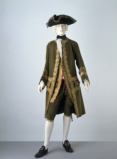 V&AMan’s suit, Britain, 1740s.Men didn’t wear separate pockets, as theirs were sewn 