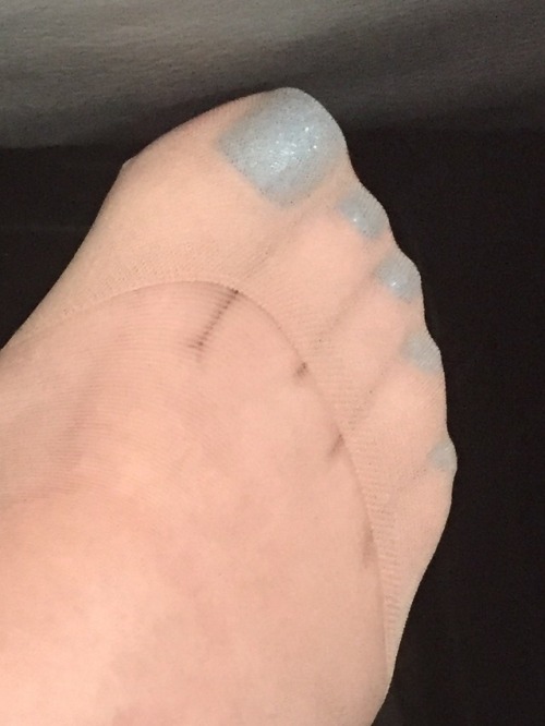 nylonfootluv: phfthot: Nylon feet, size 5 ½ Sexy toes