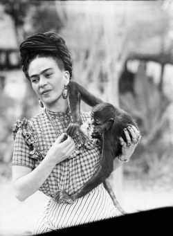 twixnmix:    Frida Kahlo photographed by Sylvia Salmi, 1944.  