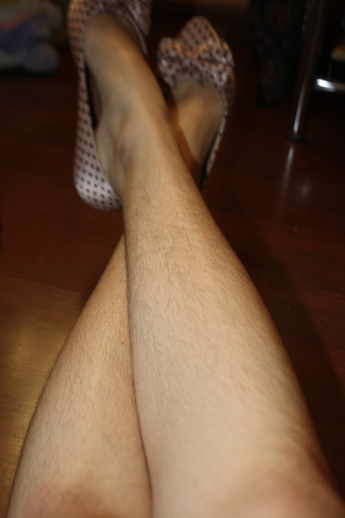 imburningupandout:  recreating pictures after 6 more months without shaving  Such a natural, feminine look.