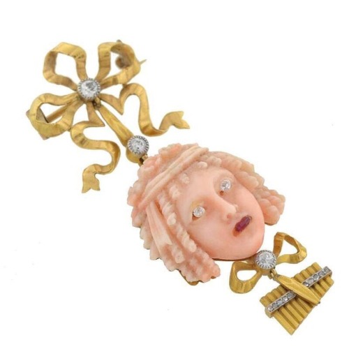 Speaking of a Medusa lookalike, we are super obsessed with this antique piece! Swipe to see the spec