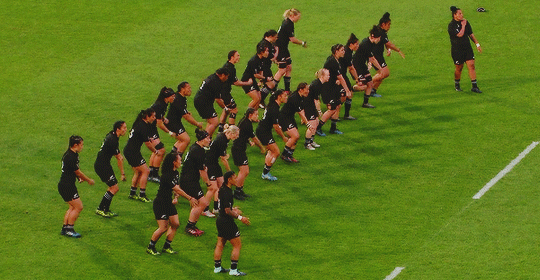 barfy: starwarsolo: New Zealand’s Black Ferns perform their pre-game haka during