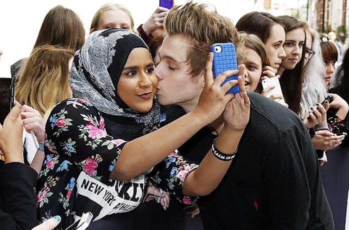 flannelukee:  @5SOS: LOL Luke mooned a guy who was yelling at some fans, LAD