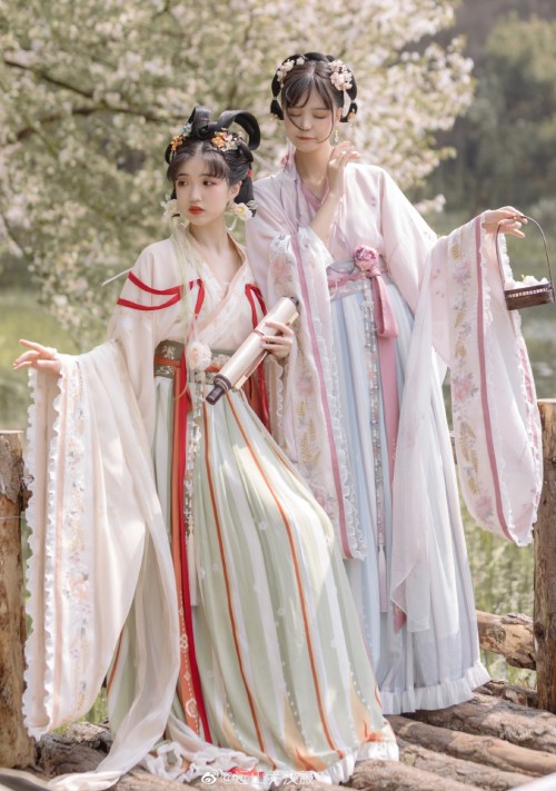 Lovely Chinese hanfu outfits inspired by Chinese flower goddesses (huashen/花神) that are celebrated d