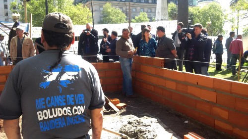 clarincomhd:  Ex soldados de Malvinas construyen un refugio de ladrillos en Plaza de Mayo para hacer oír su reclamo.Desde hace 7 años, mantienen el acampe más largo de la historia. Ahora llegaron con camionetas con larrillos y cemento y empezaron la