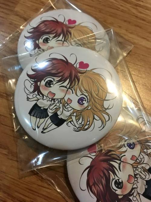 Do you want this cute badge?Buy pre-order for Lily Love vol 1 English edition!All informations here