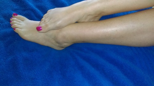 My toes look like bubble gum! 