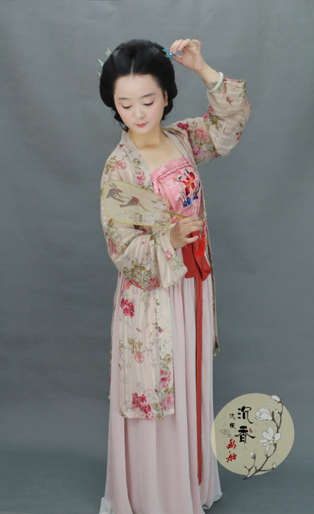 Traditional Chinese clothes, hanfu by 沉香画舫.  See previous post of 沉香画舫 HERE.  Their style tends to b