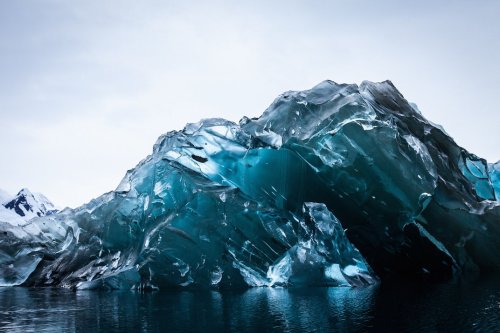 swamp&ndash;d0g:kqedscience:An Iceberg Flipped Over, and Its Underside Is Breathtaking”In 
