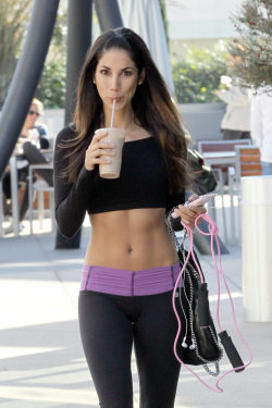 yogapantsfeed:  Leilani Dowding