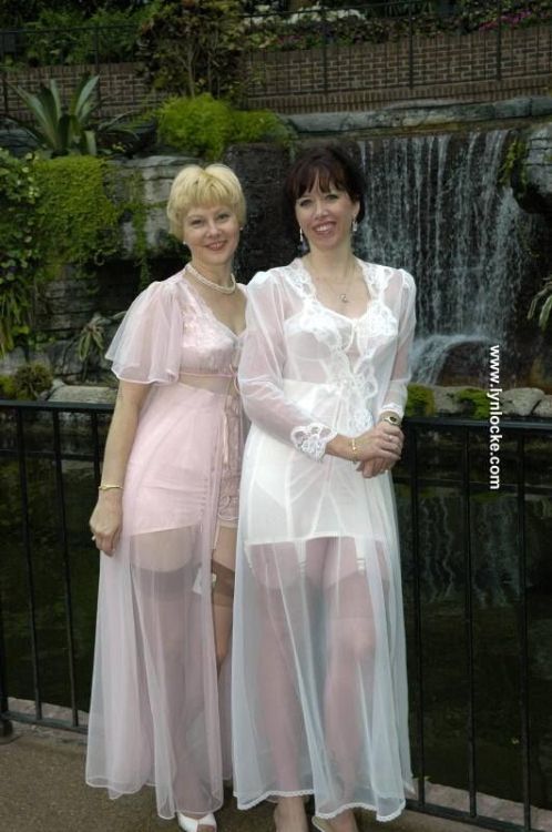gscx105: marydee35: Julie and Me, I wish xoxoxo Schöne Kleider und geile Nylons