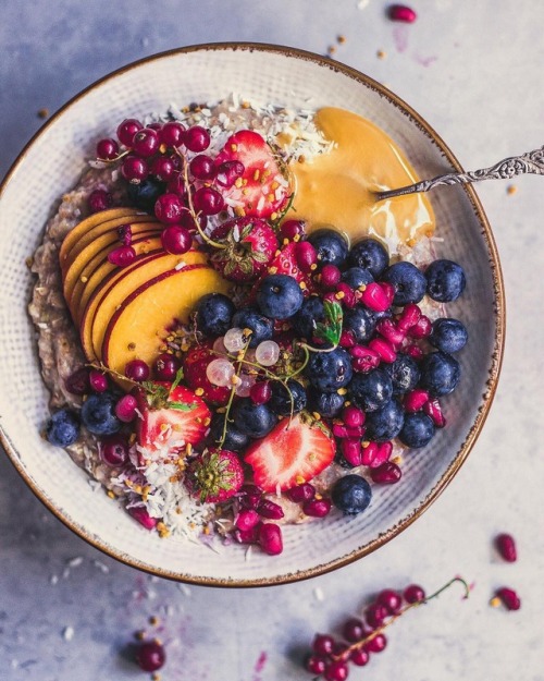 healthy_belly Dreamy creamy Coconut porridge topped with peaches, honey and all the berries I could 