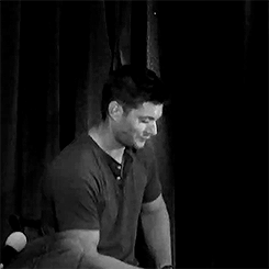 poorbeautifuldean:  jensen and the mic flip 
