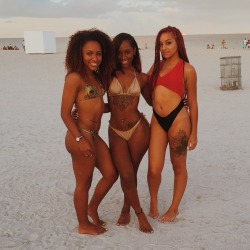 mytinyisabella:  South beach with my girls 09/19.  mytinyisabella, high-imawkward &amp; Cassidy. 