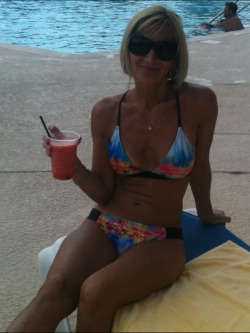 milfs-in-bikinis: