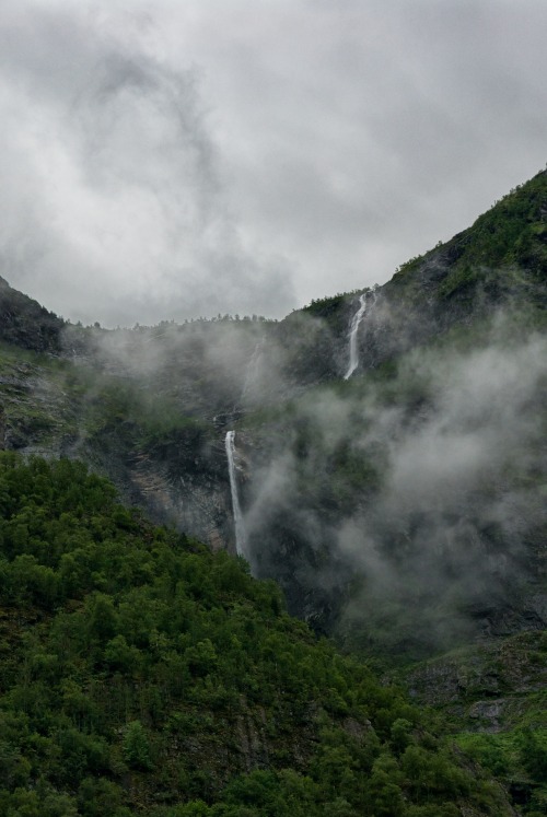 acracies: Heaven Pouring Down by Bard Larsen 