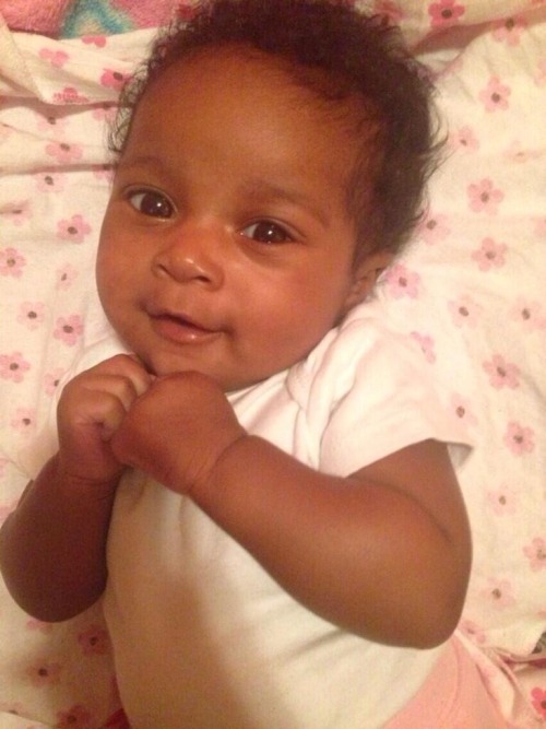 msdeonb:  thomasjay32:penguins-fly-here:Too cute for her own good and she already knows how to pose ❤❤  😩😍  Get my good side fa dah gram!!