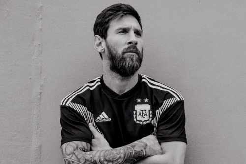 sashapique: Leo Messi models Argentina’s away kit for 2018 World Cup