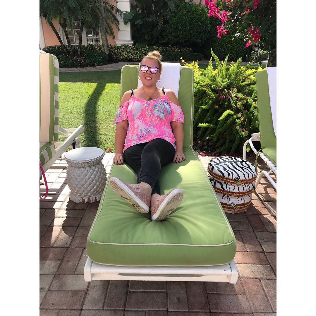 Poolside. Late gram 💁🏼‍♀️   #palmbeach #florida #poolside #lillypulitzer