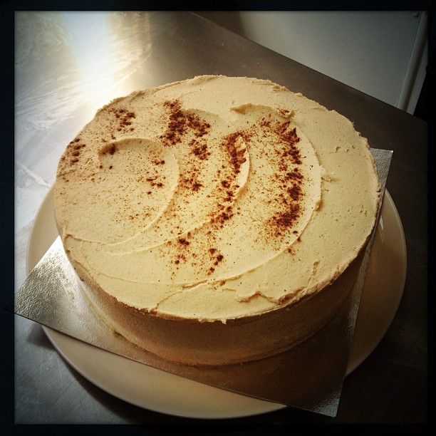 secretsocietyofvegans:  Chai Vanilla cake! Get in before I eat it! #vegan (at Vx)