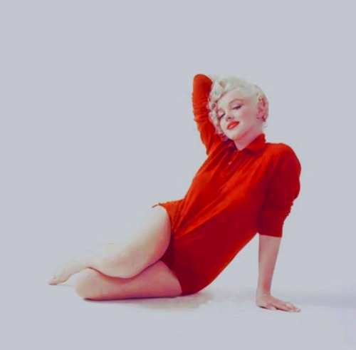 infinitemarilynmonroe:  Marilyn Monroe photographed