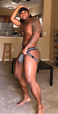 biglegsbigass:  keahimakua:I really like this brown brother’s fine legs and proportion with the rest of him. He has polynesian legs. Damnnnnnnn