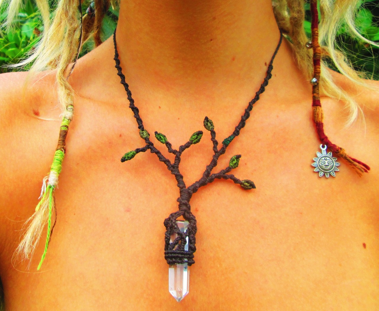 mother-of-the-earth:  fruitariannirvana:  MAGICAL Elfin Tree of Life Crystal Healing