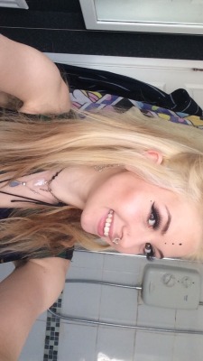 dink-182:  SO TA-DA!  It’s not 100% finnished and toned yet, but IM BLONDE!