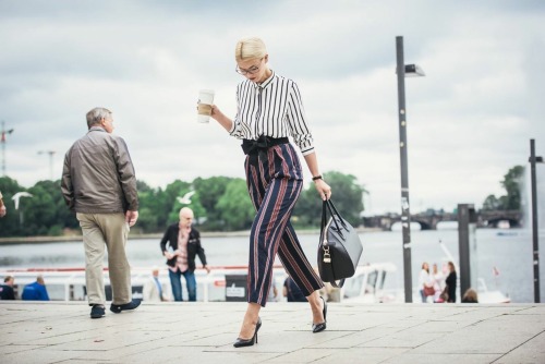 Marine- Business Look  Bluse: zara  Hose: h&amp;m Gürtel: asos  Brille: hamburg eyewear  Tasche: giv