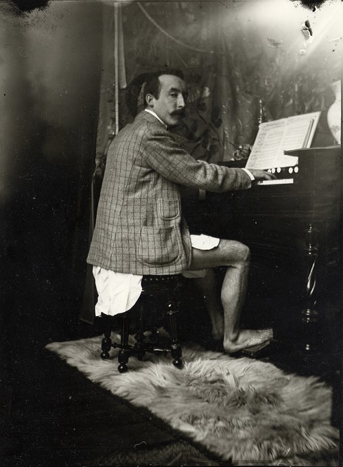 ruihenriquesesteves:Paul Gauguin playing harmónium at Atelier Mucha, Paris, 1893