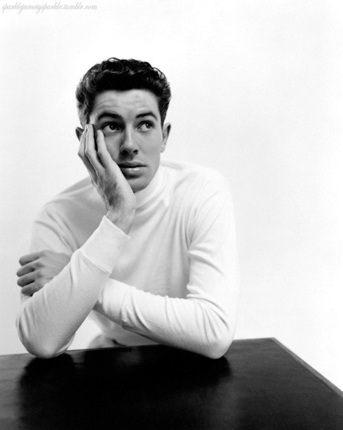 sparklejamesysparkle: Farley Granger by George Platt Lynes, 1947.