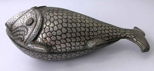 Fish-shaped box (bidri ware) made of dark zinc alloy with traces of iron and other metals, inlaid sc