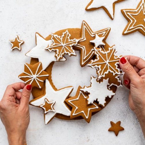 dessertgallery:Gingerbread Cookie Wreath-Your source of sweet inspirations! || GET SWEET DESSERT BOO