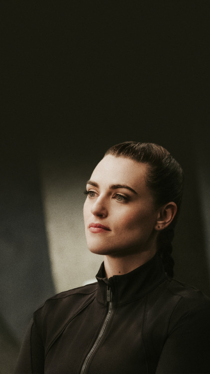 [requested] Lena Luthor lockscreenslike/reblog if you save/use