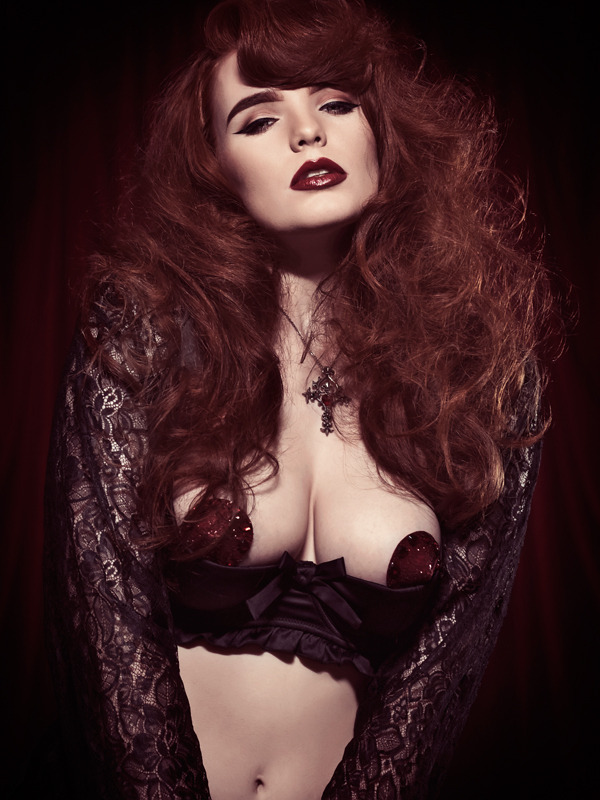 miss-deadly-red:  Burlesque &lt;3 Photography/Retouch: Julian M Kilsby Model/MUA/Styling: