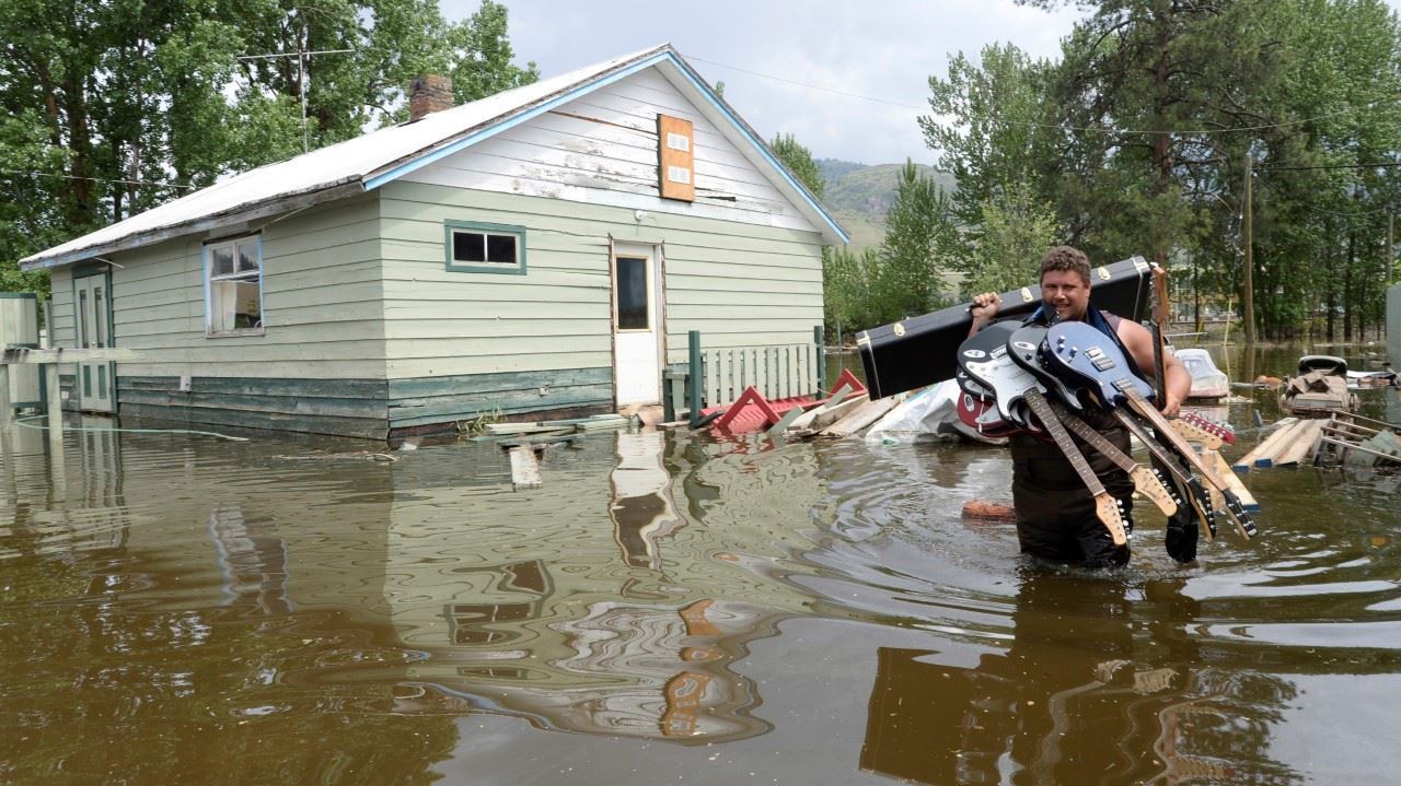 CALENTAMIENTO E INUNDACIONES. Las altas temperaturas durante la última semana provocaron el derretimiento rápido de nieve extremadamente pesada, aumentando el cauce en muchos ríos en Columbia Británica, Canadá, provocando inundaciones y la evacuación...