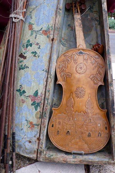 sufi-sophia:  منقوش تراث وحكايا I want this violin.  