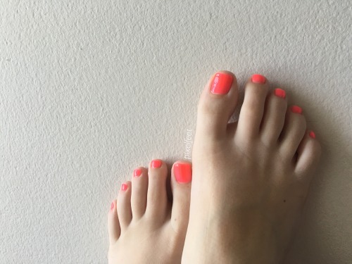 thepixelfeet:New color (plus lots of sock marks)