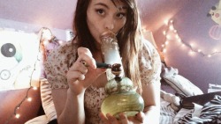 dab-erellaaa:  Bong rips on a Friday night💨😌💘🎀🌬🌬💕