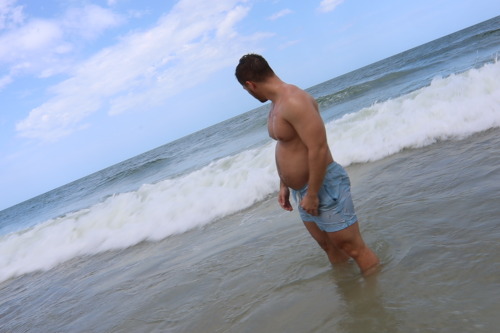 fattyzadddy:Beach day today at about 190 now. Sub to the patreon for the journey