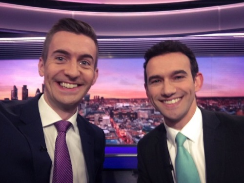 schooltie: dappersuit: A most distracting sight. BBC news and business presenters Ben Thompson (left