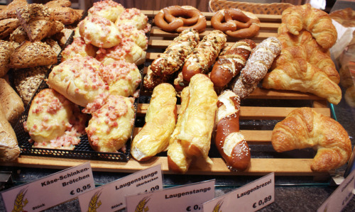 languageoclock: willkommen-in-germany: Brötchen, Laugenstangen, Croissants @linguistisch