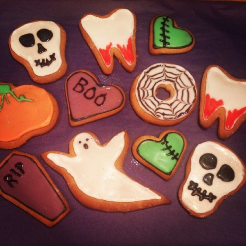 babyjizz:  I’ve never decorated with runny icing in my life hahaha I think I did alright for a first attempt. Also theyre drenched in glitter so they’re way prettier in real life #halloween #halloweencookie #vegan #cinnamoncookie 
