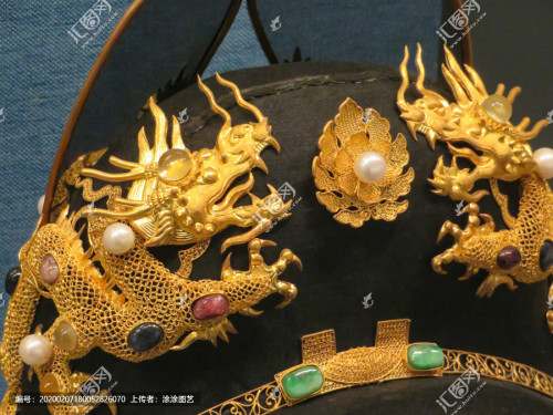 hanfugallery:翼善冠yi-shan-guan, a type of hat in Chinese hanfu for ancient emperors and kings.The term