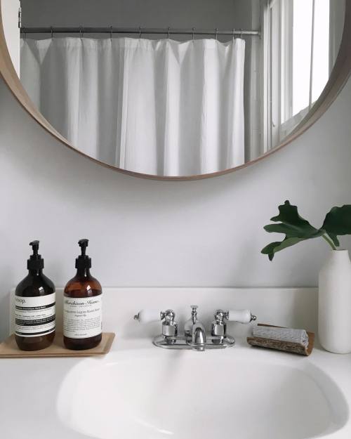 whatinspiresdancaji: It wasn’t until I took this photo that I realized our bathroom mirror was not c