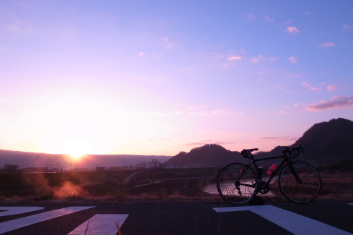 1.7 satMorning ride.凍えるような朝。この冬一番の冷え込みでは。美しい富士山と朝日に出会えた。