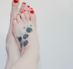 neatfeetandrepeat:  mehbil:  I need a pedicure. And my tat needs a touch-up.  These remind me of my exes feet…Tattoo’s are just different O.O